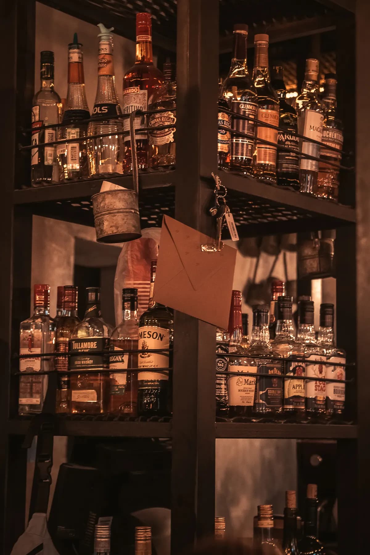 Полки бара в пабе HOPMALT